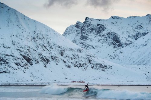 Экстремальный сёрфинг за полярным кругом (8 фото)