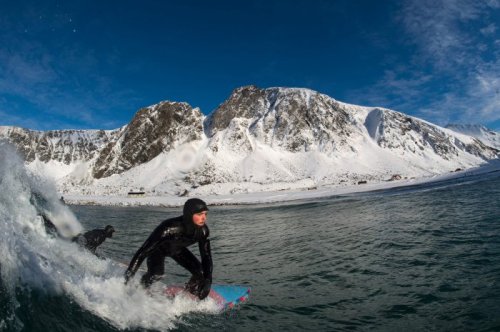 Экстремальный сёрфинг за полярным кругом (8 фото)