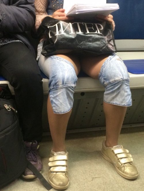 Модники и модницы в метро (18 фото)