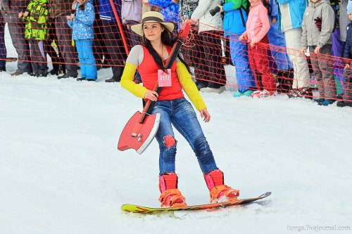 Массовый костюмированный лыжный спуск в Шерегеше (37 фото)