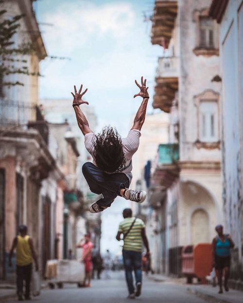 Балерины и танцовщики на улицах Кубы (24 фото)
