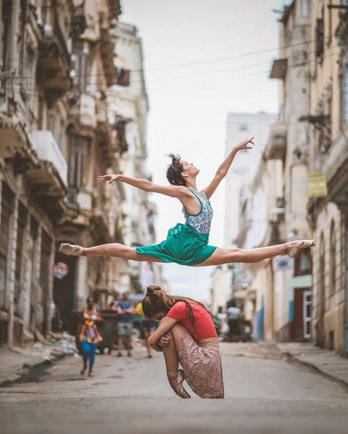 Балерины и танцовщики на улицах Кубы (24 фото)