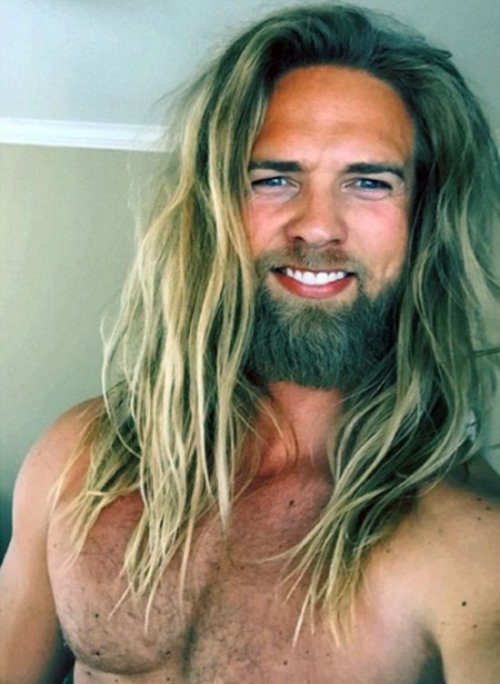 Длинноволосый, широкоплечий блондин Ласс Матберг, покоривший Instagram  (20 фото)