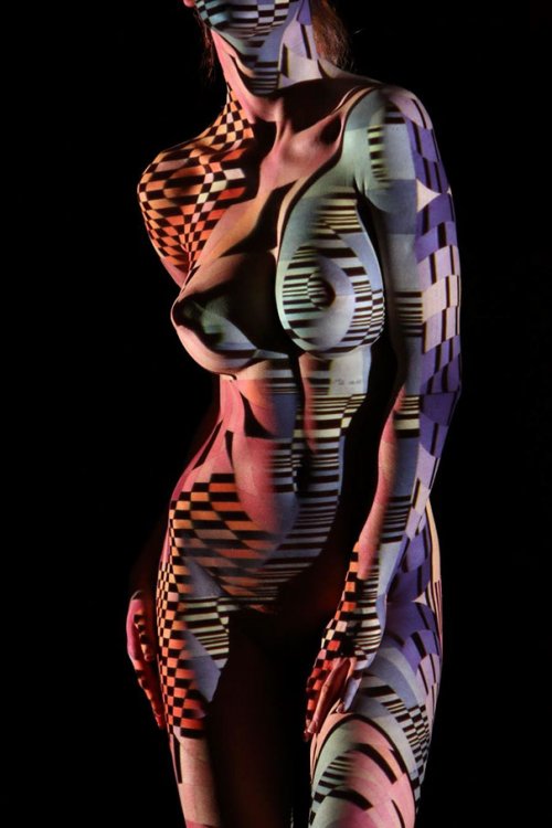 Женское тело в одеянии света и тени (12 фото)