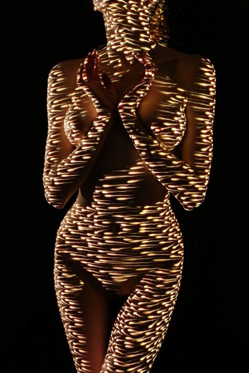 Женское тело в одеянии света и тени (12 фото)