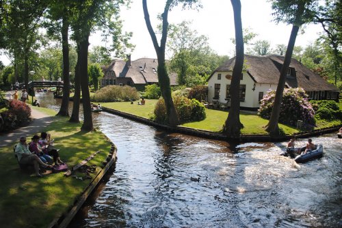 Гитхорн: нидерландская деревня без дорог, похожая на сказку (10 фото)