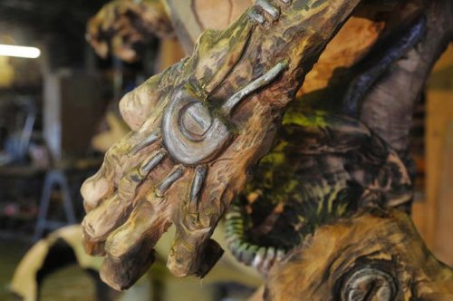 Скульптура Ревенанта из DOOM, вырезанная из дерева (16 фото)