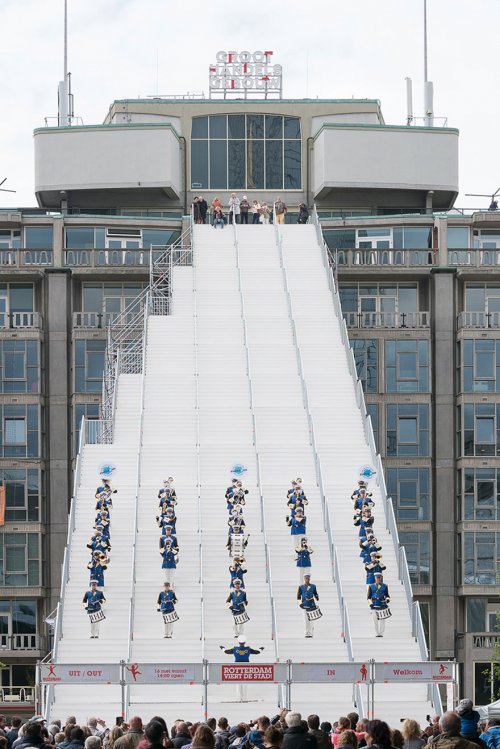 Гигантская лестница на крышу здания в центре Роттердама (7 фото)