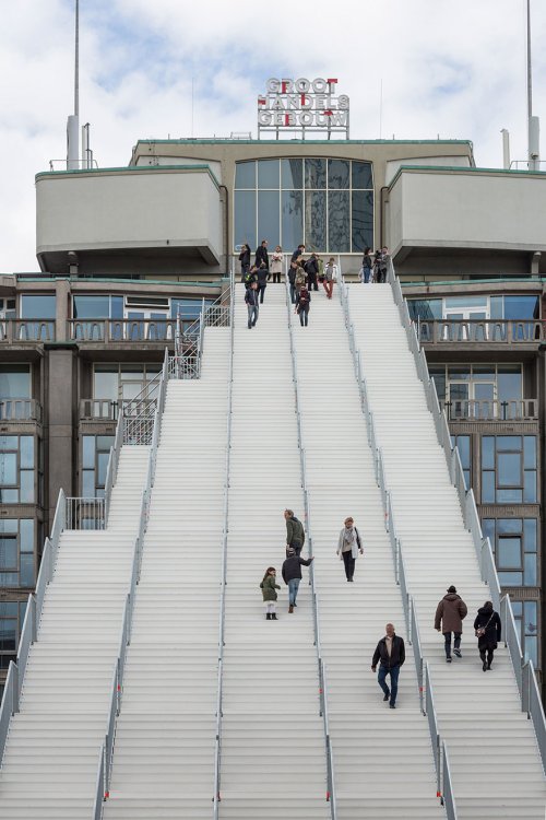 Гигантская лестница на крышу здания в центре Роттердама (7 фото)