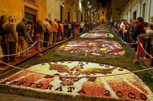 Цветочные ковры на фестивале Infiorata в Италии (12 фото)