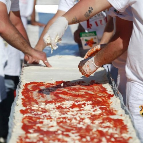 В Италии приготовили самую большую пиццу в мире (14 фото)