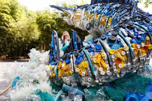 Скульптуры животных, сделанные из мусора, выловленного в Мировом океане (14 фото)