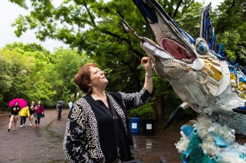 Скульптуры животных, сделанные из мусора, выловленного в Мировом океане (14 фото)