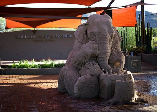Невероятно детализированная песчаная скульптура слона, играющего с мышкой в шахматы (8 фото)