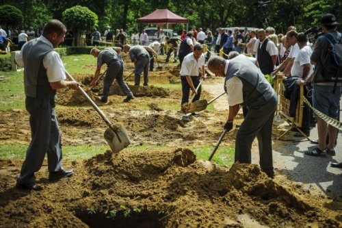Конкурс среди могильщиков в Дебрецене (12 фото)