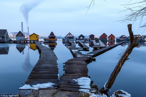 Необычная деревня на сваях на венгерском озере (12 фото)