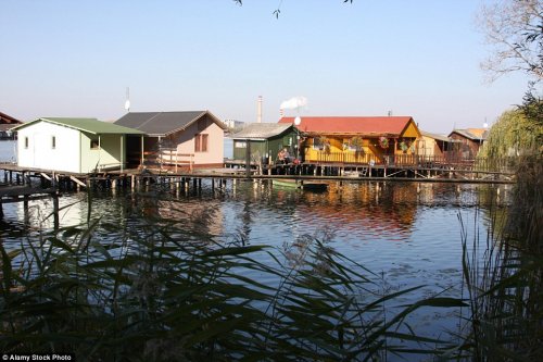 Необычная деревня на сваях на венгерском озере (12 фото)