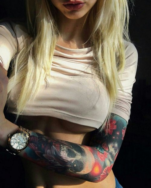 Горячие девушки с татуировками (23 фото)