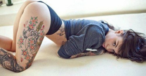 Горячие девушки с татуировками (23 фото)
