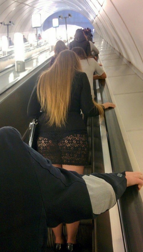 Модники и модницы в метро (16 фото)