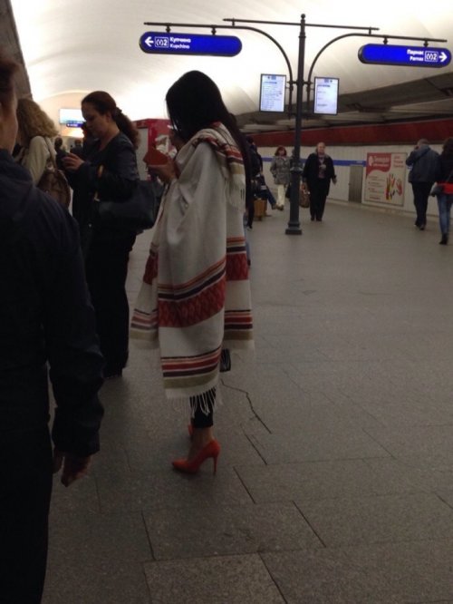 Модники и модницы в метро (16 фото)