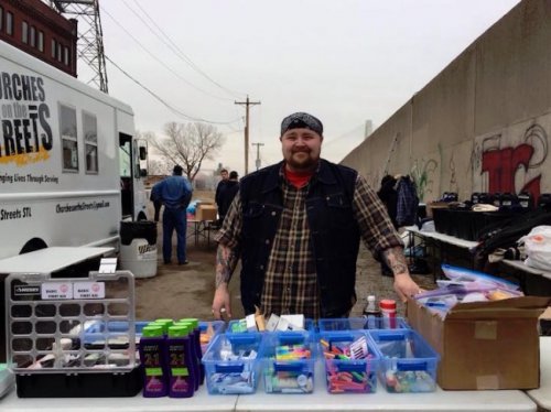 Житель Сент-Луиса помогает бездомным начать новую жизнь (5 фото)