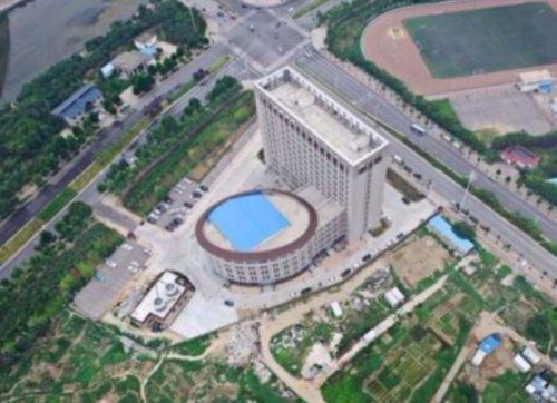 В Китае построили здание, напоминающее унитаз (4 фото)