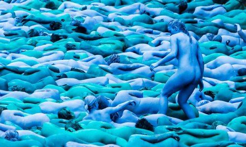 Море Халла: арт-инсталляция Спенсера Туника с участием обнажённых людей (10 фото)