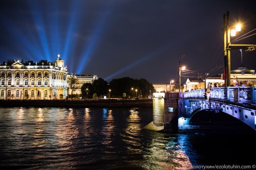 Как это делается: развод Дворцового моста в Санкт-Петербурге (23 фото)