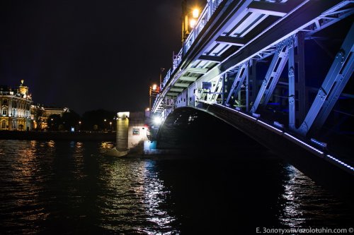 Как это делается: развод Дворцового моста в Санкт-Петербурге (23 фото)