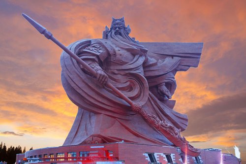 Гигантский памятник Богу Войны в Китае (7 фото)
