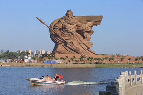 Гигантский памятник Богу Войны в Китае (7 фото)
