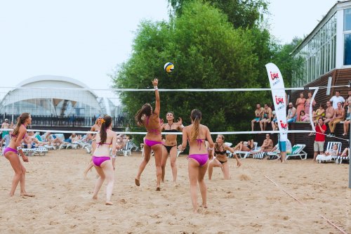 Турнир по пляжному волейболу среди моделей (17 фото)
