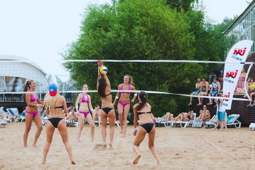 Турнир по пляжному волейболу среди моделей (17 фото)