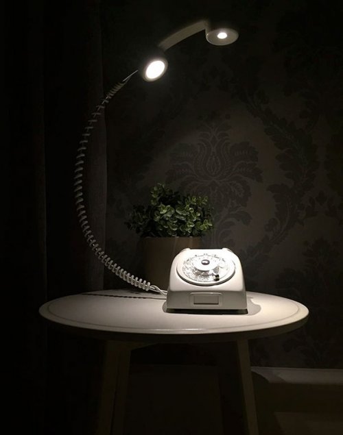 Креативная лампа из старого дискового телефона (2 фото)