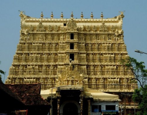 Богатейший храм в мире находится в Индии (6 фото)