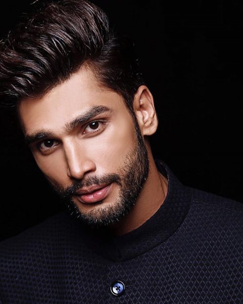 Самый красивый мужчина в мире — 27-летний актёр из Индии (11 фото)