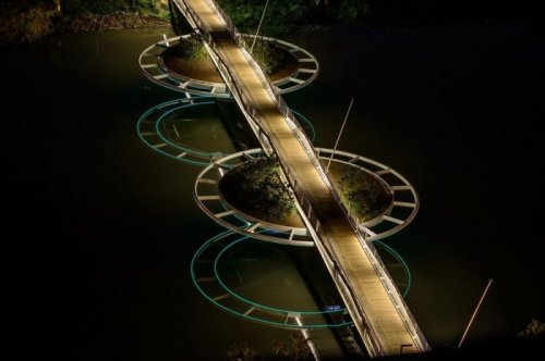 Необычный мост у штаб-квартиры Bayer в Сан-Паулу (7 фото)