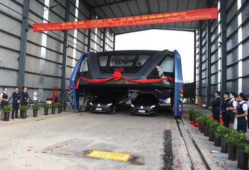В Китае провели испытания автобуса-тоннеля (5 фото + видео)