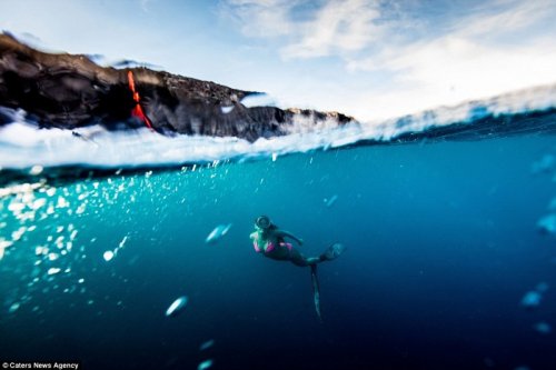 Элисон Тил стала первым человеком, проплывшим на доске для сёрфинга вокруг извергающегося вулкана (12 фото)