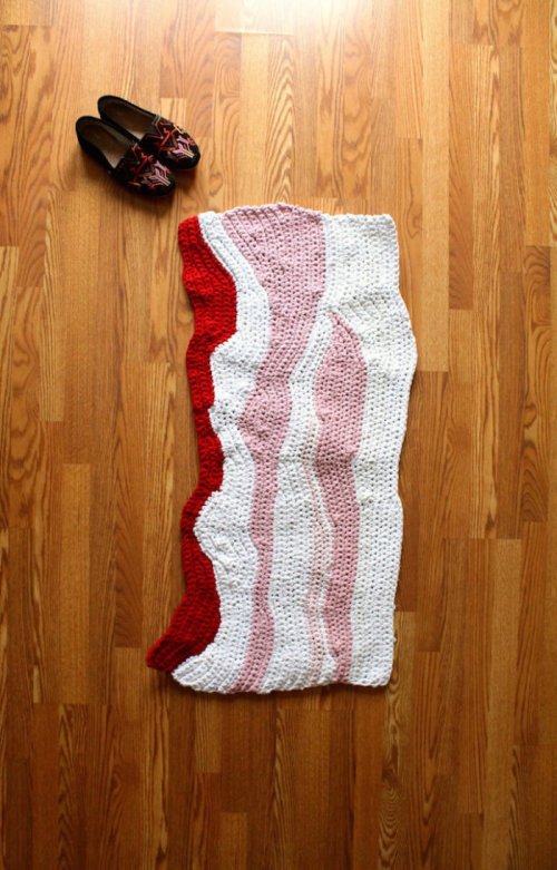 Необычные вязаные напольные коврики от Карли Делледжер (9 фото)