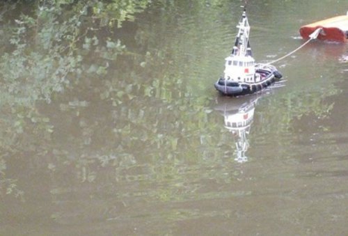 Необычная лодка с буксиром (2 фото)