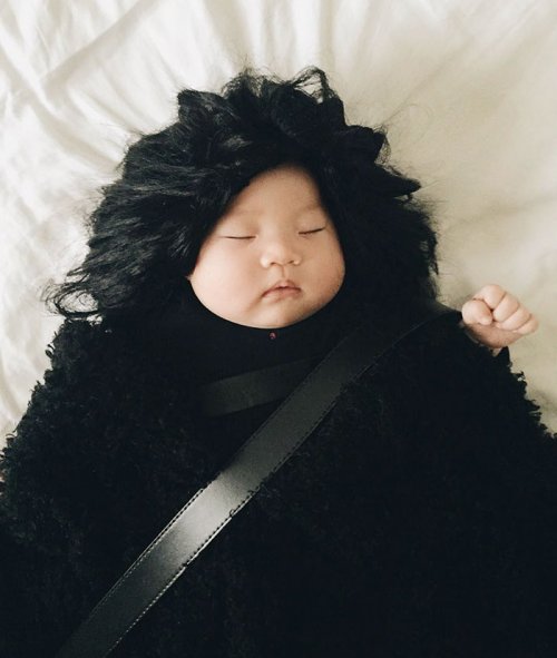 Креативные фотографии спящей малышки (15 фото)