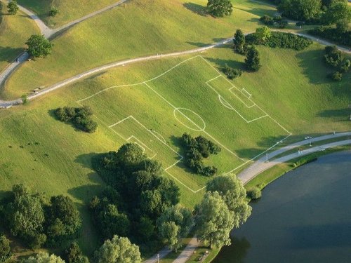 Футбольное поле можно увидеть в любом месте (17 фото)