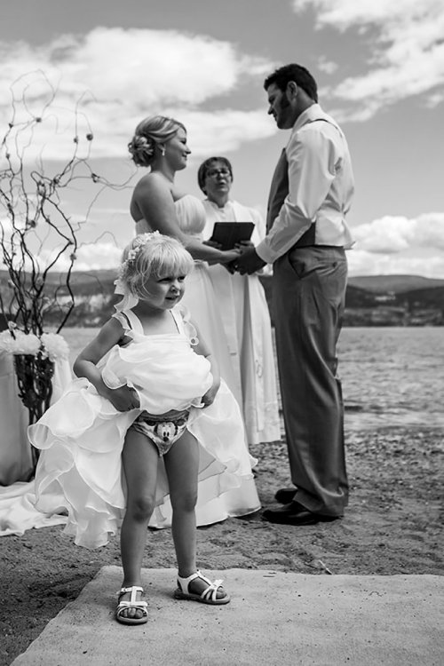 Девочки-цветочницы и свадебные пажи, отвлёкшие внимание от жениха и невесты (18 фото)