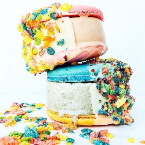 Необычное пирожное, состоящее из мороженого и печенья "макарон" (13 фото)