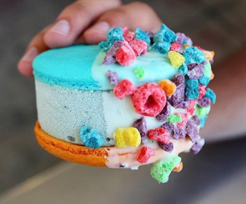 Необычное пирожное, состоящее из мороженого и печенья "макарон" (13 фото)