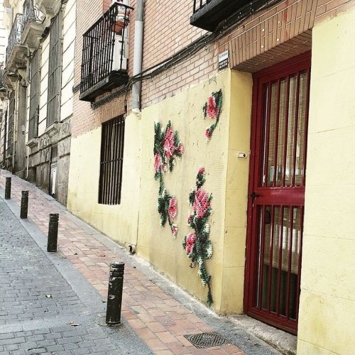 Вышитые крестиком цветочные узоры на испанских улицах (10 фото)