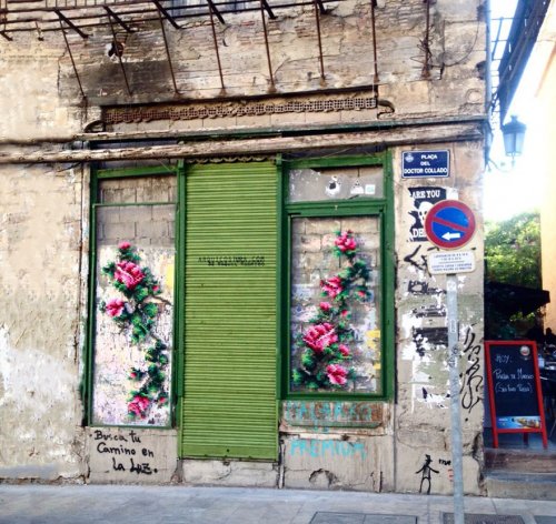 Вышитые крестиком цветочные узоры на испанских улицах (10 фото)