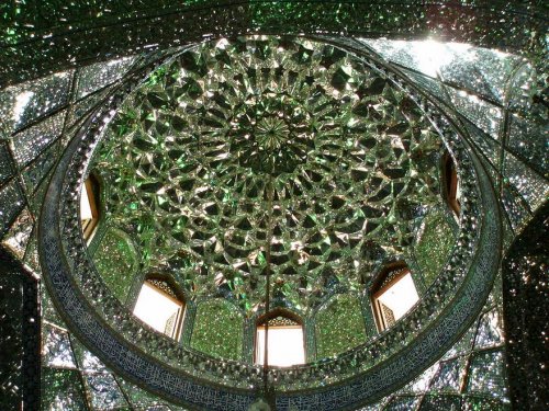 Обычная с виду мечеть, которая поражает своим внутренним убранством (10 фото)